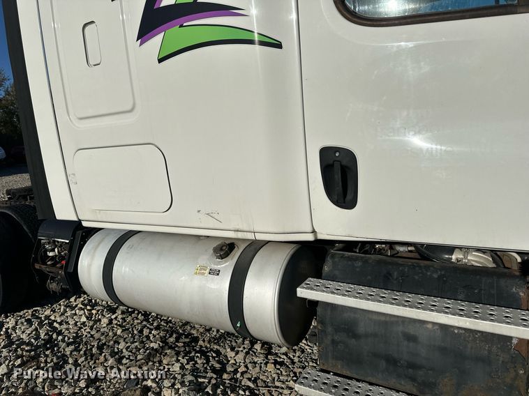 image for item YA0080 2016 Freightliner Cascadia semi truck