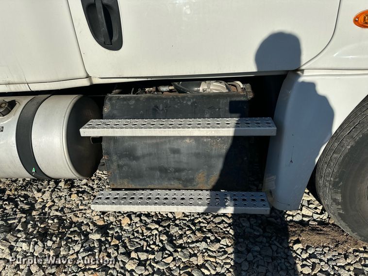 image for item YA0080 2016 Freightliner Cascadia semi truck