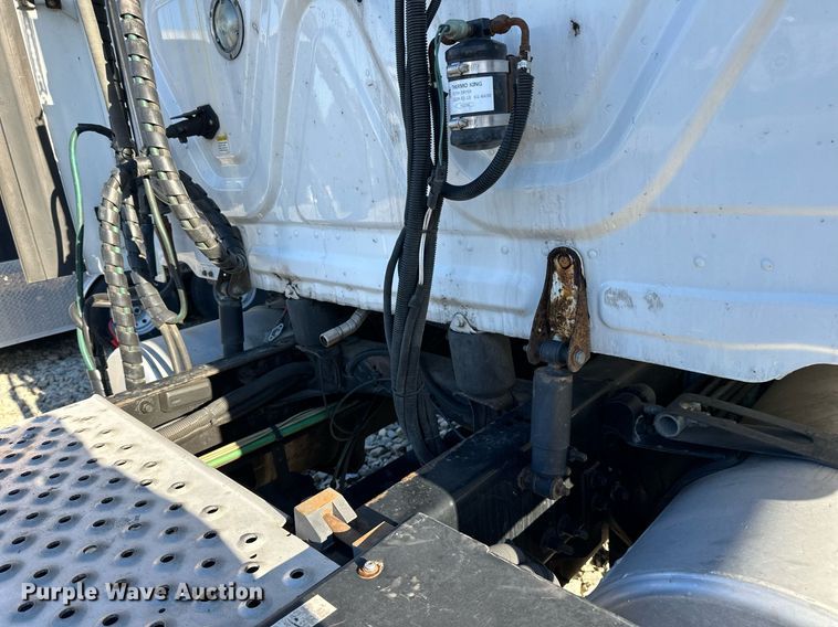 image for item YA0080 2016 Freightliner Cascadia semi truck