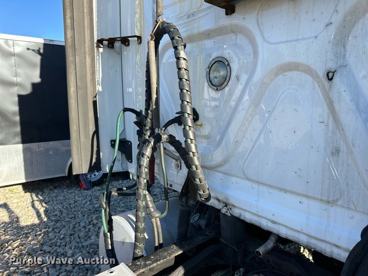 image for item YA0080 2016 Freightliner Cascadia semi truck