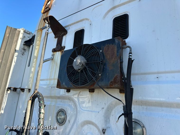 image for item YA0080 2016 Freightliner Cascadia semi truck