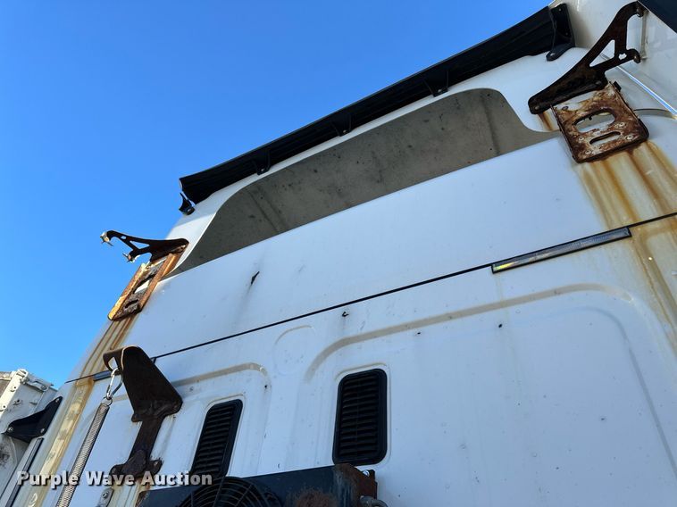 image for item YA0080 2016 Freightliner Cascadia semi truck