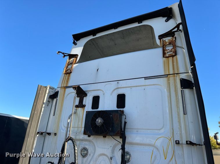 image for item YA0080 2016 Freightliner Cascadia semi truck