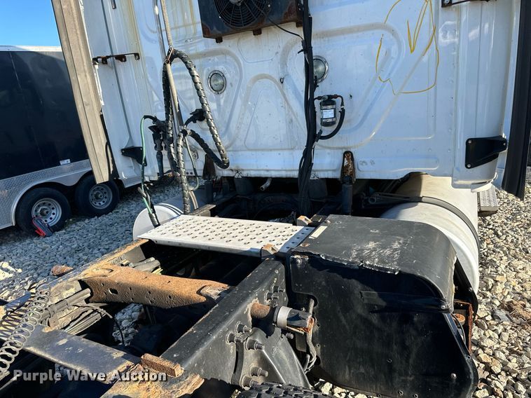 image for item YA0080 2016 Freightliner Cascadia semi truck