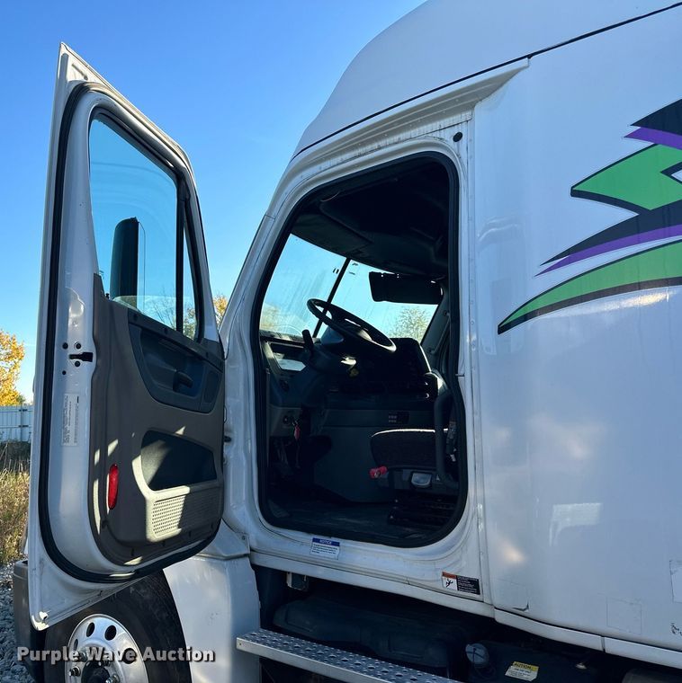 image for item YA0080 2016 Freightliner Cascadia semi truck