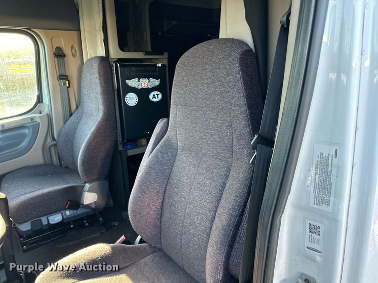 image for item YA0080 2016 Freightliner Cascadia semi truck