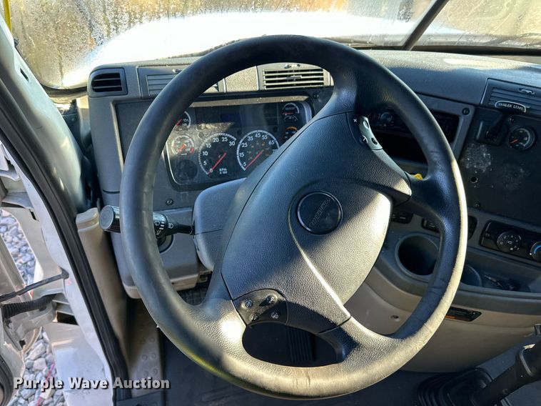 image for item YA0080 2016 Freightliner Cascadia semi truck