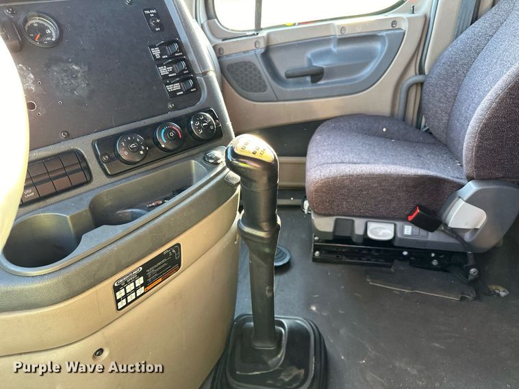 image for item YA0080 2016 Freightliner Cascadia semi truck