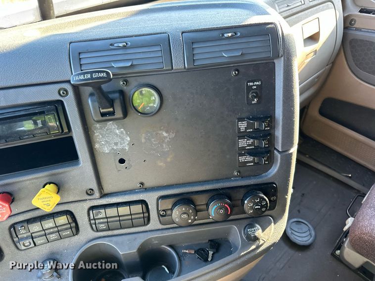 image for item YA0080 2016 Freightliner Cascadia semi truck