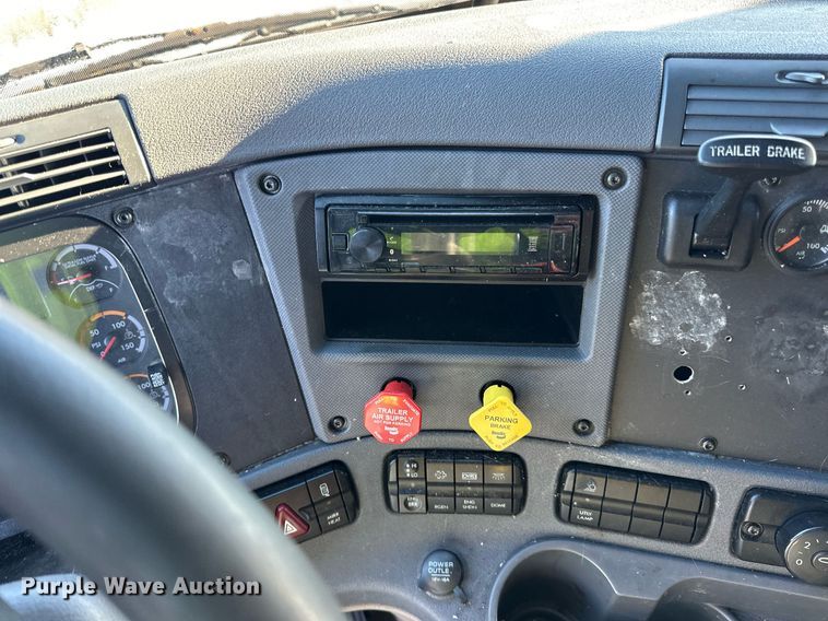 image for item YA0080 2016 Freightliner Cascadia semi truck