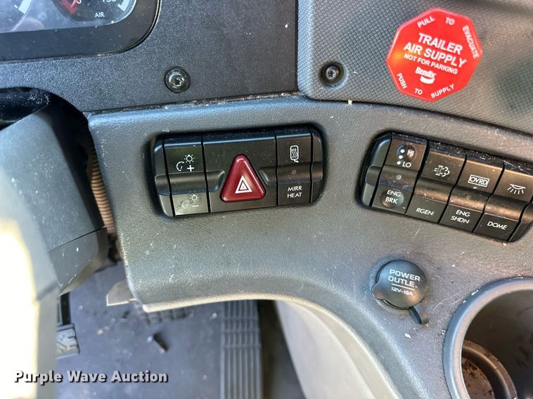 image for item YA0080 2016 Freightliner Cascadia semi truck