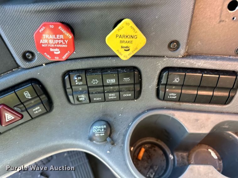 image for item YA0080 2016 Freightliner Cascadia semi truck