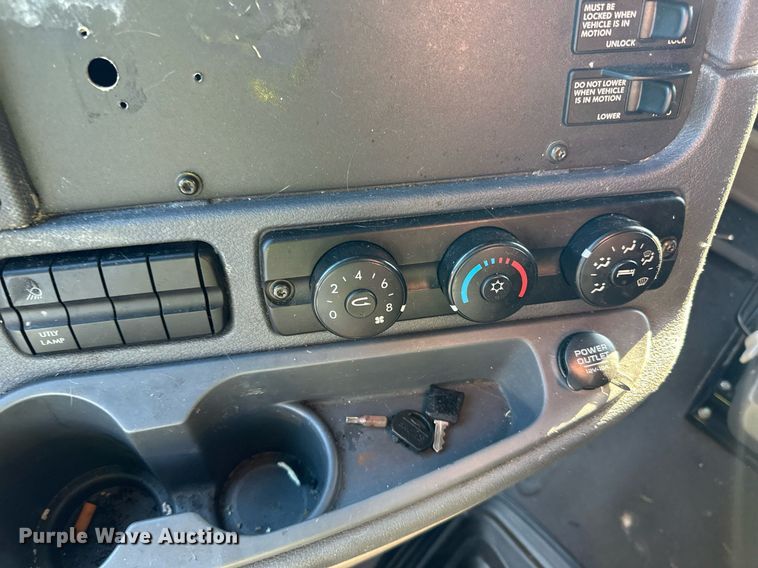 image for item YA0080 2016 Freightliner Cascadia semi truck