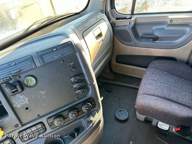 image for item YA0080 2016 Freightliner Cascadia semi truck