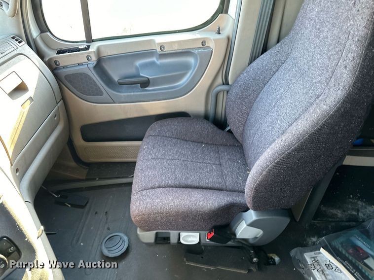 image for item YA0080 2016 Freightliner Cascadia semi truck