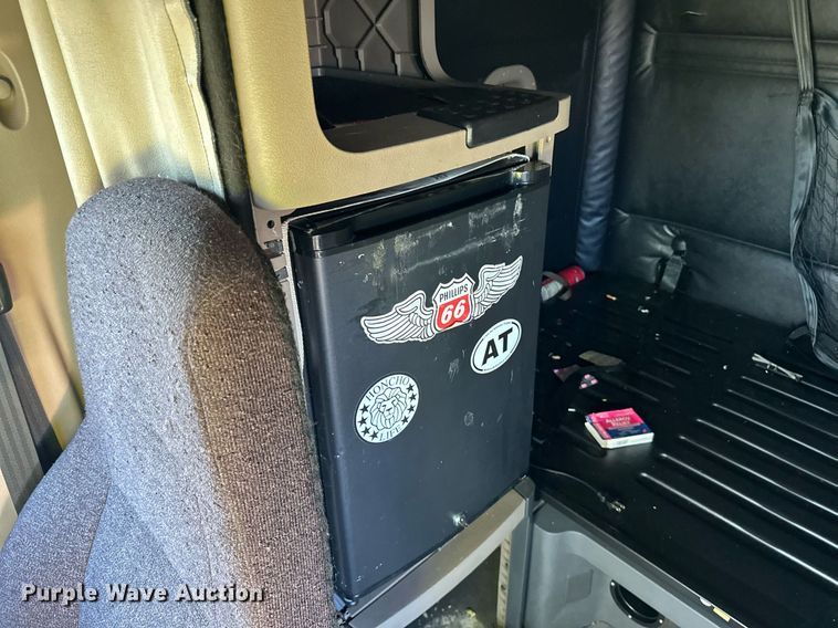 image for item YA0080 2016 Freightliner Cascadia semi truck