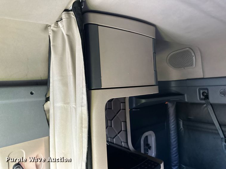 image for item YA0080 2016 Freightliner Cascadia semi truck