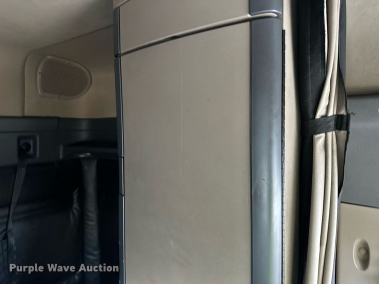 image for item YA0080 2016 Freightliner Cascadia semi truck