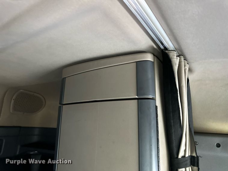 image for item YA0080 2016 Freightliner Cascadia semi truck