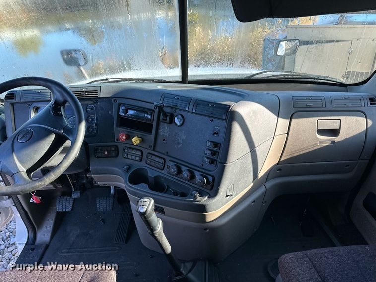 image for item YA0080 2016 Freightliner Cascadia semi truck