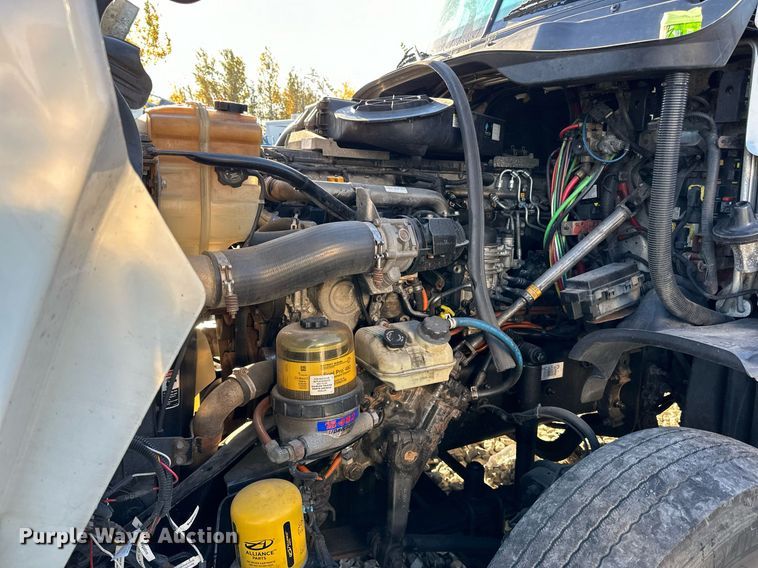 image for item YA0080 2016 Freightliner Cascadia semi truck