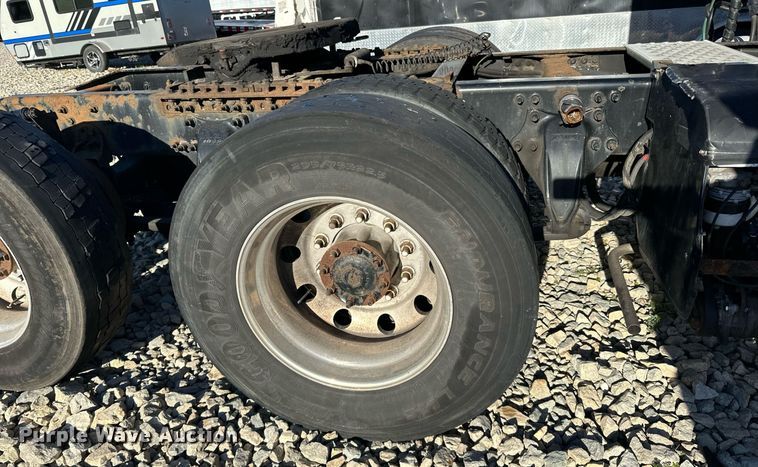 image for item YA0080 2016 Freightliner Cascadia semi truck