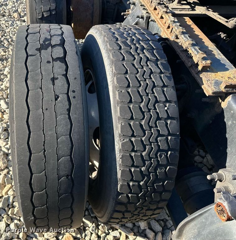 image for item YA0080 2016 Freightliner Cascadia semi truck