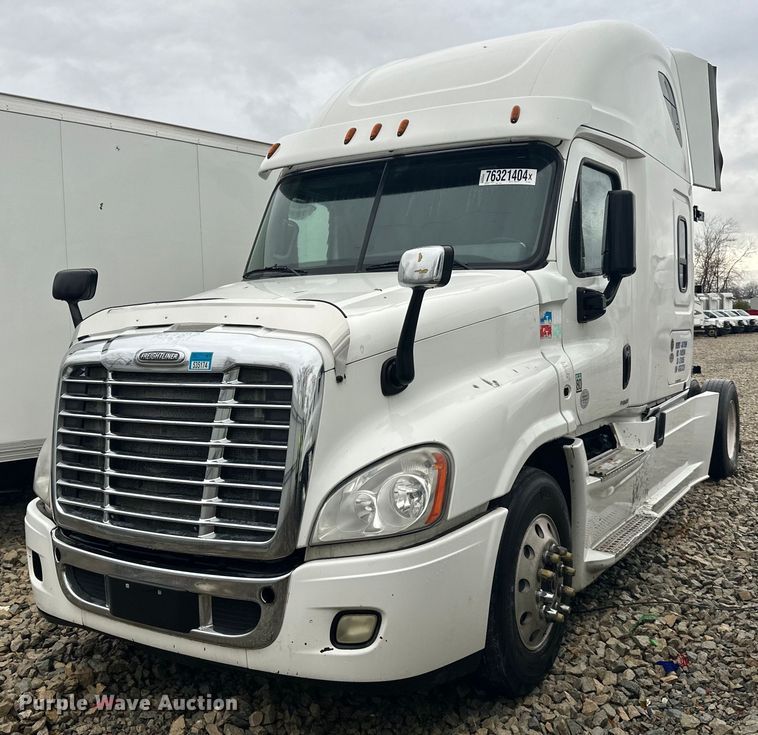 image for item YA0104 2016 Freightliner Cascadia 125 semi truck
