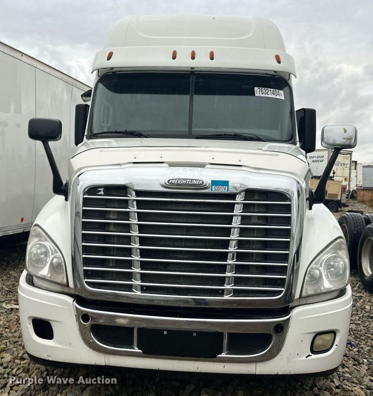 image for item YA0104 2016 Freightliner Cascadia 125 semi truck