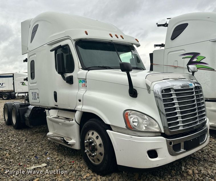 image for item YA0104 2016 Freightliner Cascadia 125 semi truck