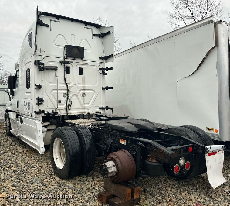 image for item YA0104 2016 Freightliner Cascadia 125 semi truck