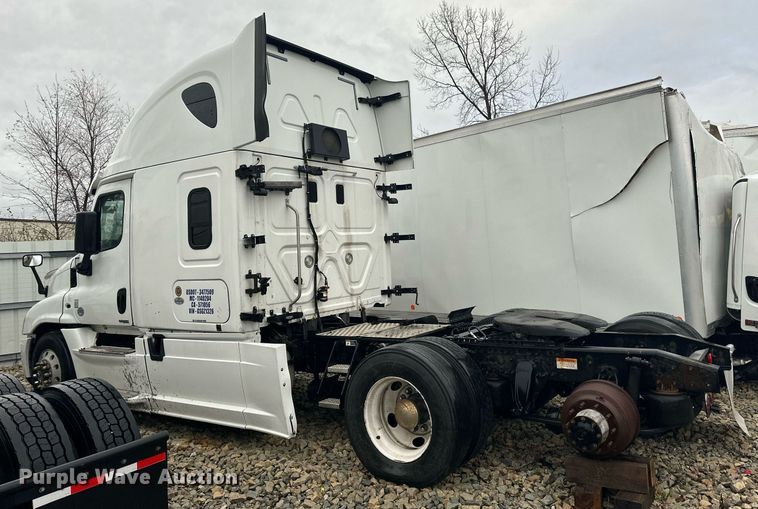 image for item YA0104 2016 Freightliner Cascadia 125 semi truck