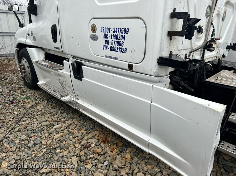 image for item YA0104 2016 Freightliner Cascadia 125 semi truck