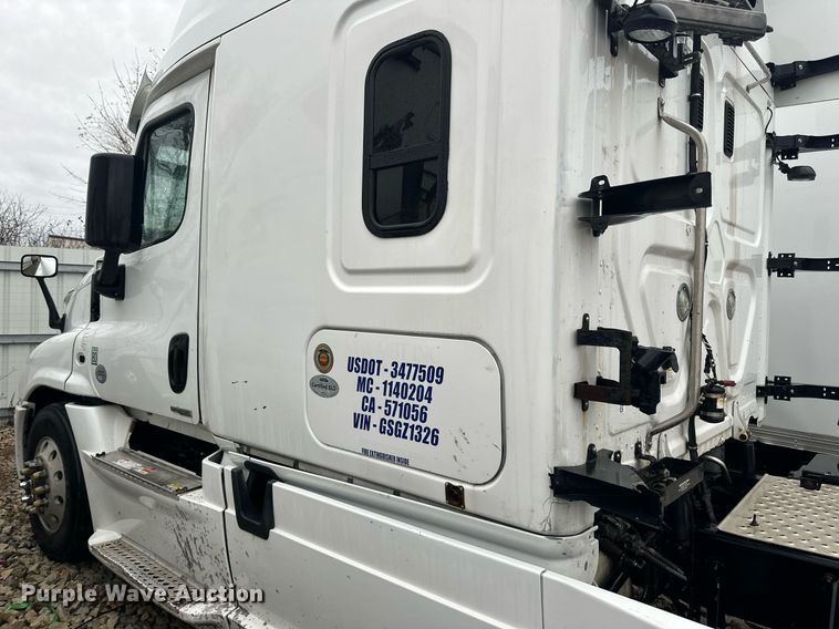 image for item YA0104 2016 Freightliner Cascadia 125 semi truck
