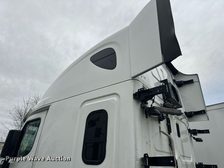 image for item YA0104 2016 Freightliner Cascadia 125 semi truck