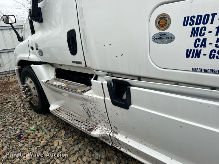 image for item YA0104 2016 Freightliner Cascadia 125 semi truck