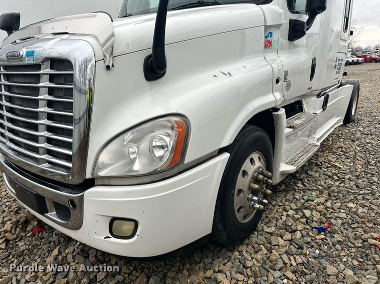 image for item YA0104 2016 Freightliner Cascadia 125 semi truck
