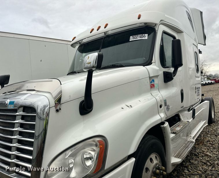 image for item YA0104 2016 Freightliner Cascadia 125 semi truck