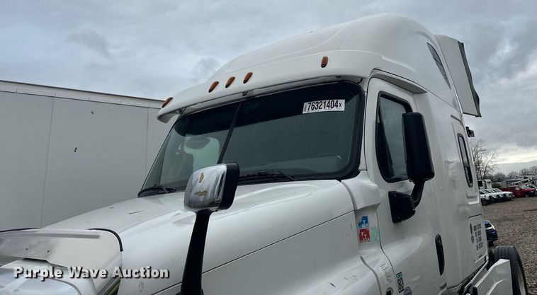 image for item YA0104 2016 Freightliner Cascadia 125 semi truck