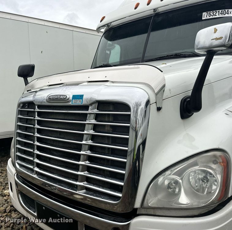 image for item YA0104 2016 Freightliner Cascadia 125 semi truck