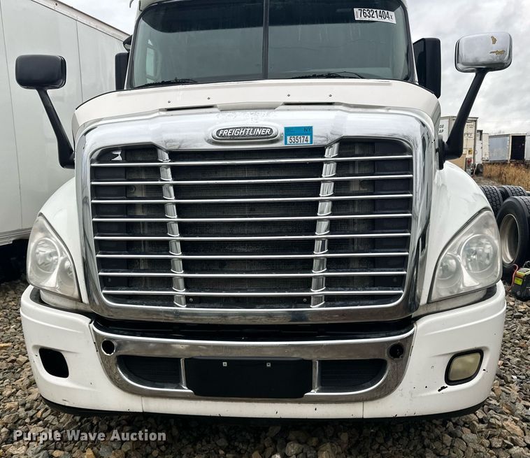 image for item YA0104 2016 Freightliner Cascadia 125 semi truck