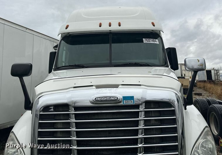 image for item YA0104 2016 Freightliner Cascadia 125 semi truck
