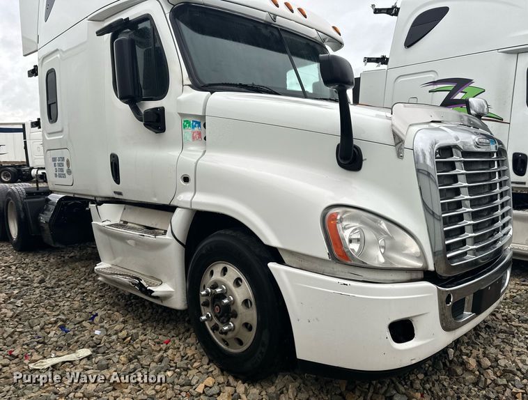 image for item YA0104 2016 Freightliner Cascadia 125 semi truck