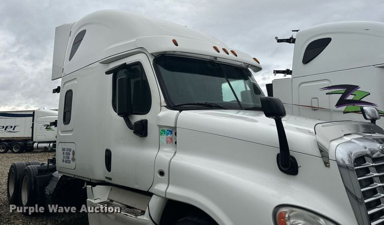 image for item YA0104 2016 Freightliner Cascadia 125 semi truck