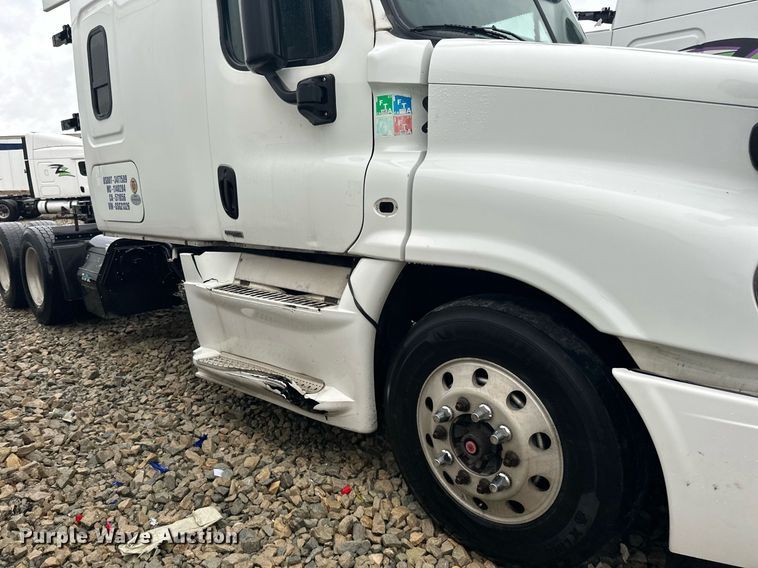 image for item YA0104 2016 Freightliner Cascadia 125 semi truck