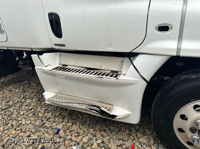 image for item YA0104 2016 Freightliner Cascadia 125 semi truck