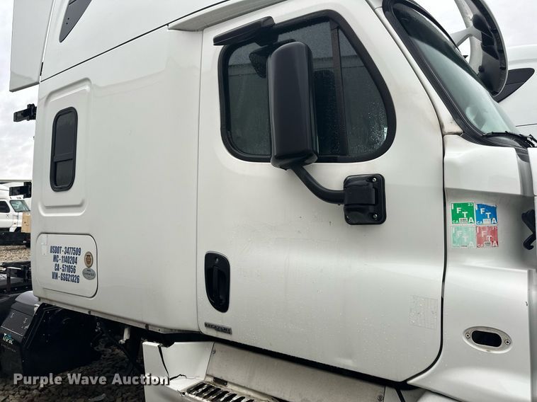 image for item YA0104 2016 Freightliner Cascadia 125 semi truck