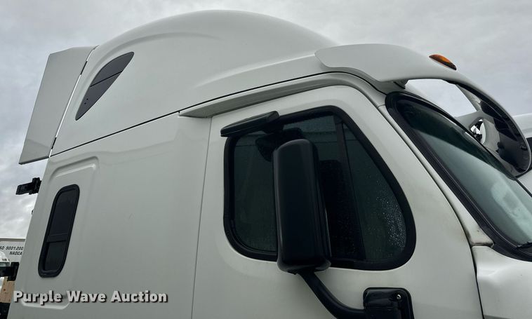 image for item YA0104 2016 Freightliner Cascadia 125 semi truck