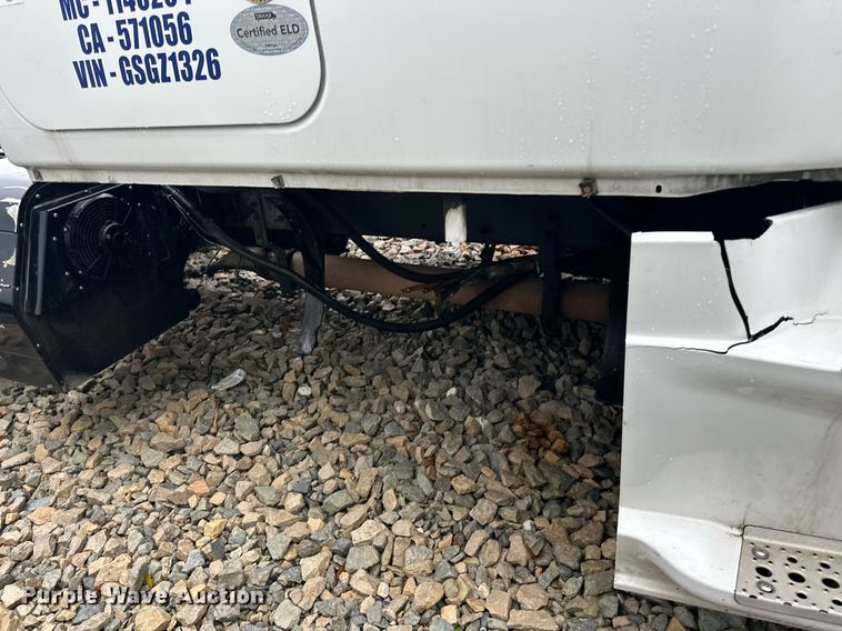 image for item YA0104 2016 Freightliner Cascadia 125 semi truck