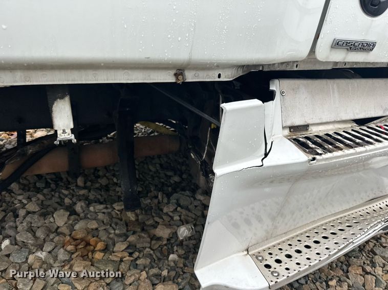 image for item YA0104 2016 Freightliner Cascadia 125 semi truck